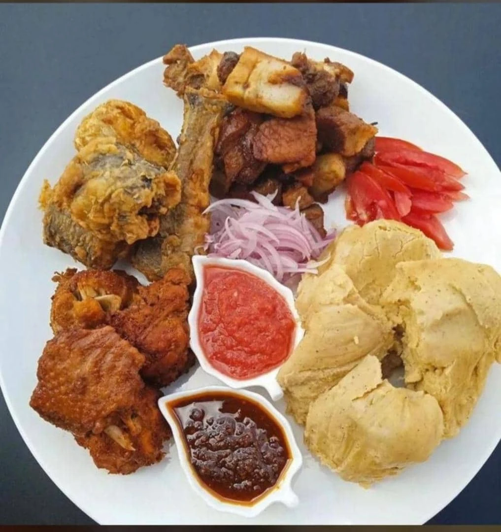 Kenkey and fried fish / chicken